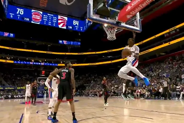 xingkong-奥萨尔飞身大拉杆上反篮打进，活塞下半场领先猛龙13分